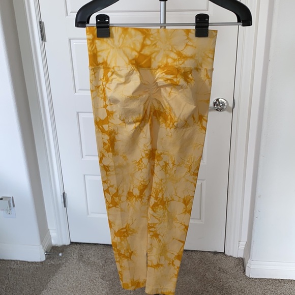 NEW Yellow Tie Dye Print Crop Tee & High Waisted Leggings Size L - Picture 7 of 8